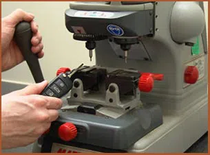 Panorama City Locksmiths Panorama City, CA 818-737-2240 - 14-auto-car-key-cut